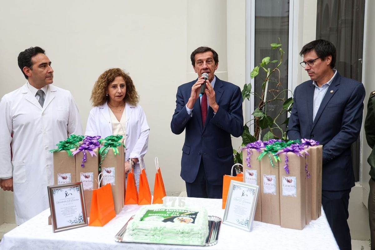 GobiernoJujuy's tweet photo. @carlossadirjuy participó del acto conmemorativo por el 175° aniversario del hospital “San Roque”, institución emblemática de la salud pública jujeña.

🔗 https://t.co/vVbcu2cJmA https://t.co/BxCLbsa28N