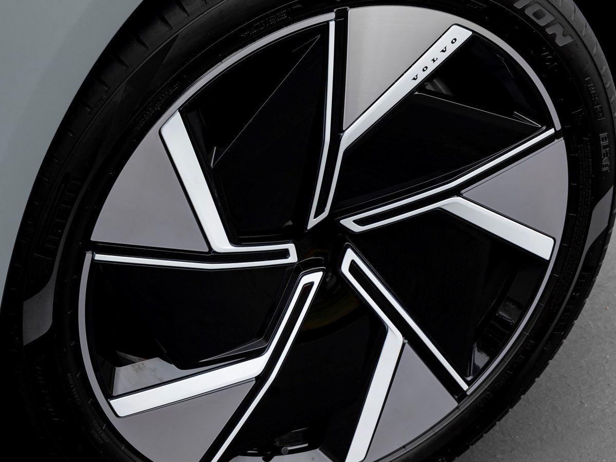 FieldsVolvoWauk's tweet image. Meet the all-electric Volvo EX90: 7 seats, advanced safety, serene Scandinavian design, and ~300 miles estimated range. The future of family SUVs is here.
Learn more: volvocarswaukesha.com | #VolvoEX90 #Volvo #ElectricSUV #EV