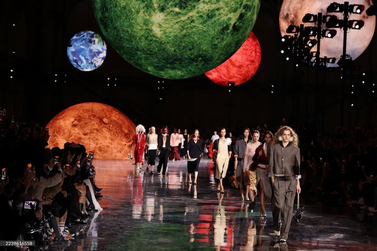 "for this first chanel show, i wanted to do something quite universal, like a dream, something outside of time. i was fascinated by the universe of stars, a theme so dear to the house. we all observe the same sky, and i think it provokes the same emotions in us."
- matthieu blazy