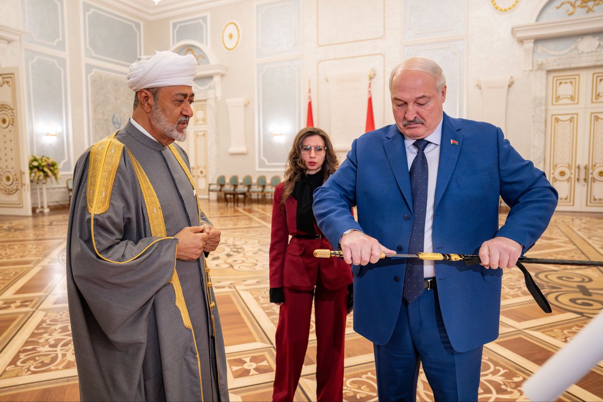 جلالةُ السُّلطان المعظم/حفظهُ اللهُ ورعاهُ/ وفخامة الرئيس البيلاروسي يتبادلان الهدايا التذكارية بمناسبة زيارة "دولة" يقوم بها جلالته لجمهورية بيلاروس الصديقة.

#السلطان_هيثم_يزور_بيلاروس