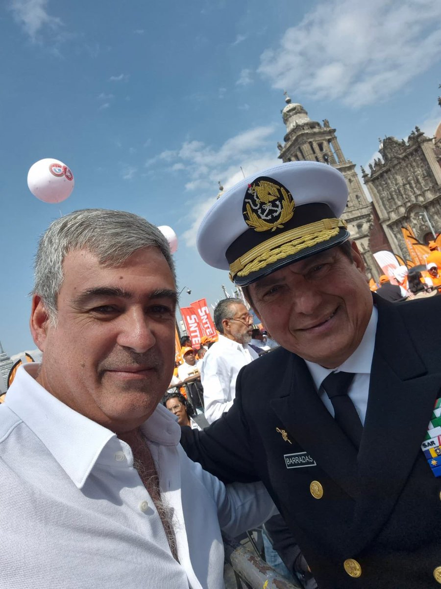 power01781's tweet photo. En el 1er informe de Gob. de nuestra presidenta Claudia Sheinbaum Pardo desde el Zócalo de la CDMX, donde más de 400 mil personas asistimos a la ceremonia. 
Así mismo fue muy grato saludar a nuestro
Subsecretario de Marina Almirante Jose Barradas Cobo, La Diputada Federal Bety M. https://t.co/fiBLXn0kcq
