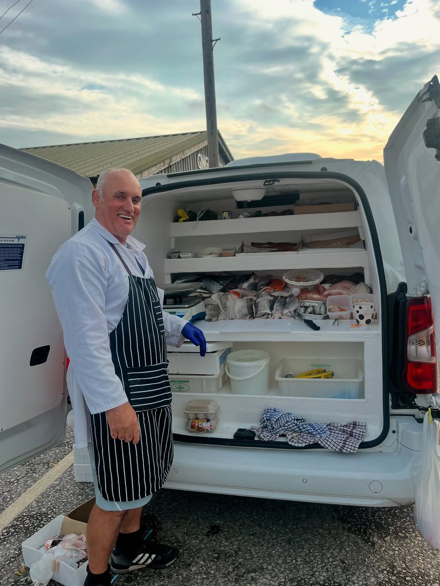 TasteCheshire's tweet image. Tony is at Lowes Farm Shop every Thursday and Saturday morning with his selection on fresh fish 🐟
Caught fresh and straight from the market 🎣
tastecheshire.com/local-producer…
#freshfish #freshfishdaily #fishvan #freshproduce