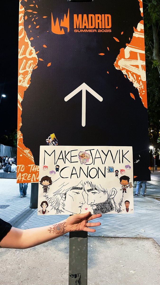<a href="/LoLUKN/">League of Legends // UK, IE & Nordics</a> Just read the blog post on the Arcane website! I’m so excited and I have so many questions, will the Jayce and Viktor anomaly hoodie be back in the merch store?
Guess it’s time to take out the sign I had with me at the LEC finals two weeks ago ⚙️🦋☯️