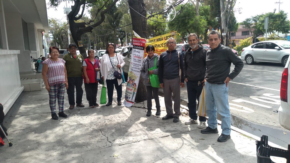 ANUEE_MX's tweet photo. Terminando recolección de firmas en centro de cobro de CFE en san Juan, colonia Agricola Oriental.

Seguimos avanzando hasta lograr nuestro objetivo. https://t.co/keQN9X1kdg