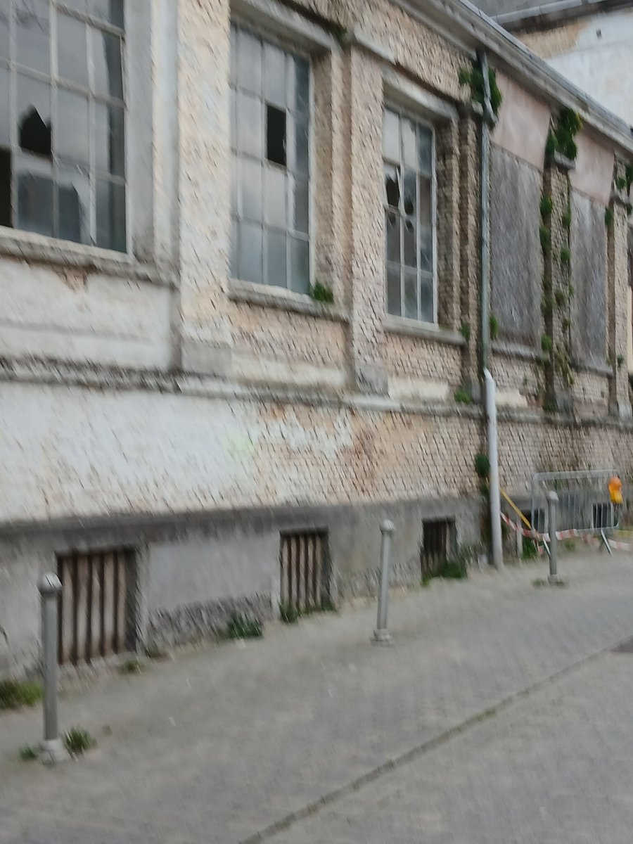 Vincentjonet's tweet photo. Le lycée royal de Nivelles n’est toujours pas demoli https://t.co/zNrS3Zzgz7