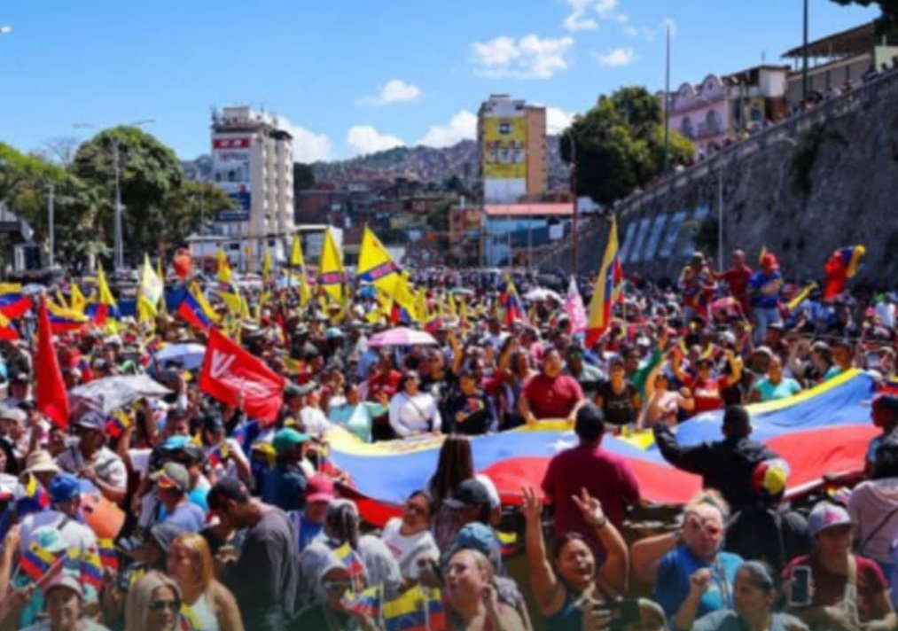 ¡Este pueblo no se rinde ante nada!

Siempre damos un paso adelante ante cada adversidad que se presenta.

#VenezuelaSeRespeta