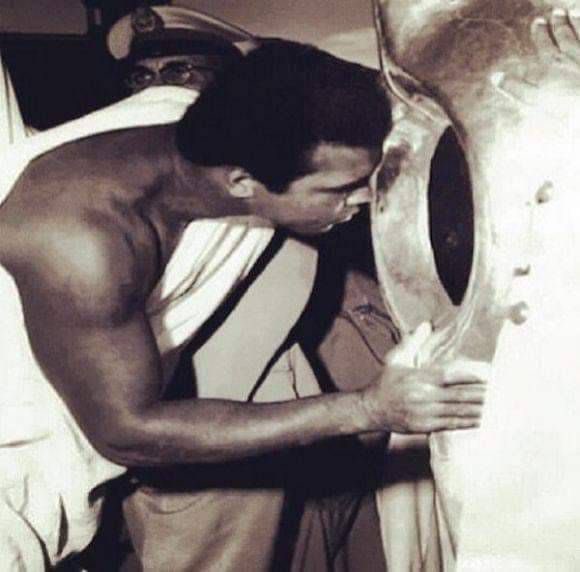visitalharamain's tweet photo. 🕋 Mohamed Ali au pèlerinage qui embrasse la pierre noire en 1972 🥹❤️

Qu’Allah lui fasse miséricorde 🤲🏻 https://t.co/y96sb0Jciy