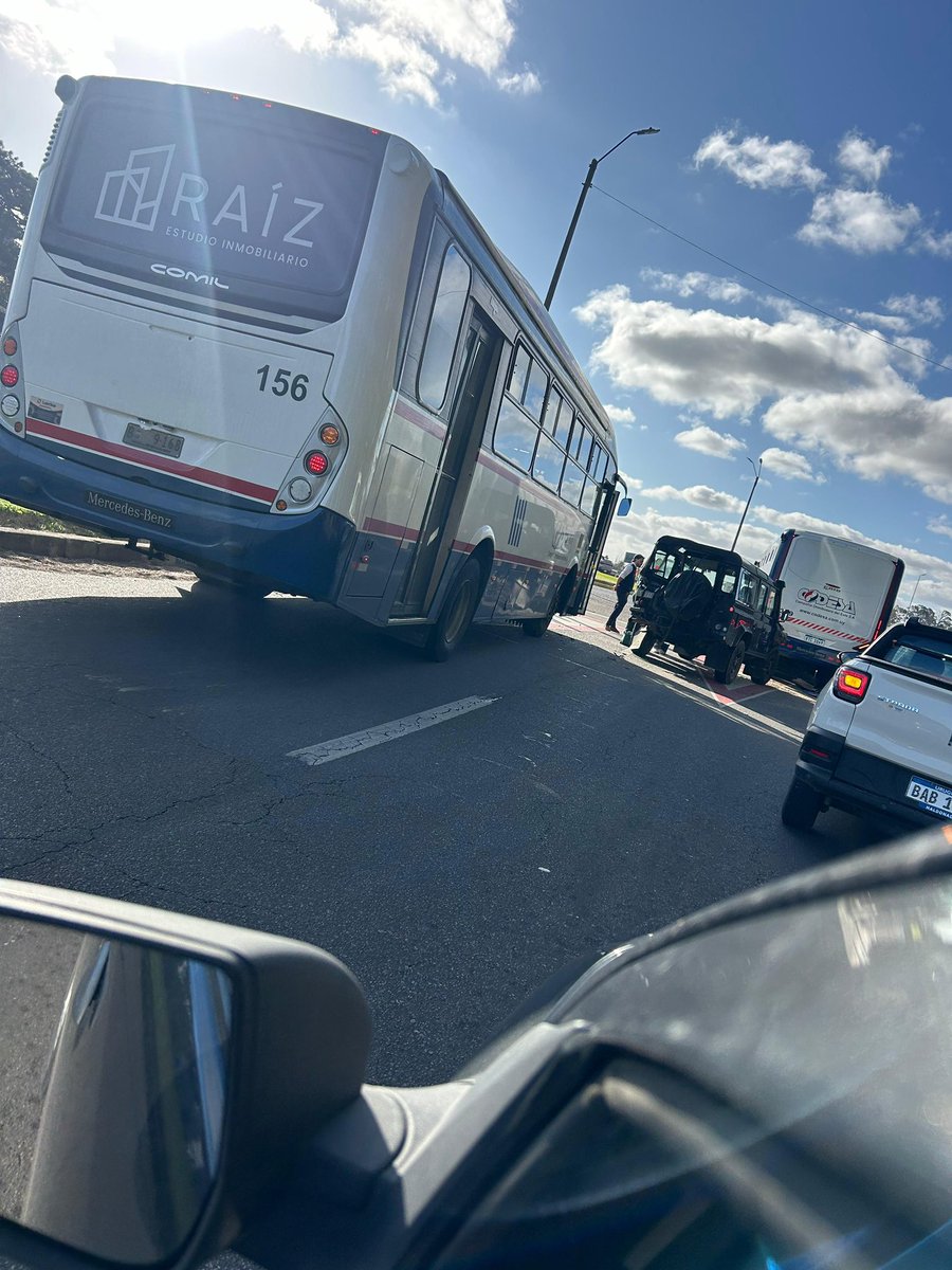 emekavoces's tweet photo. 🔴 #AHORA #LaBarra Importante atascamiento en acceso a Puente La Barra tras colisión de este pesado rodado contra la parte trasera de un ómnibus de la empresa CODESA. El tránsito está siendo derivado y controlado por la dirección de movilidad de la Intendencia de Maldonado. Hay importantes demoras a esta hora.