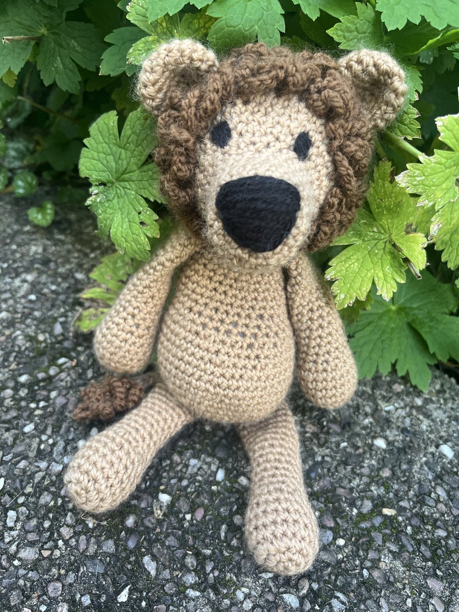 NatCBrooks's tweet photo. Decided to crochet myself a clan of big cats!🐆🦁🐯🐾 Here we have Hamlet, Rufus & Laurence from Kerry Lord’s ‘Edwards’s Menagerie’🪡🧶Love the warm colours from @toft_uk 🥰
#craftynat83 #crochet #lovecrocheting❤️ #kerrylordcrochet #kerrylord #edwardsmenagerie #edsanimals #toftuk https://t.co/TSD2USG4Yu