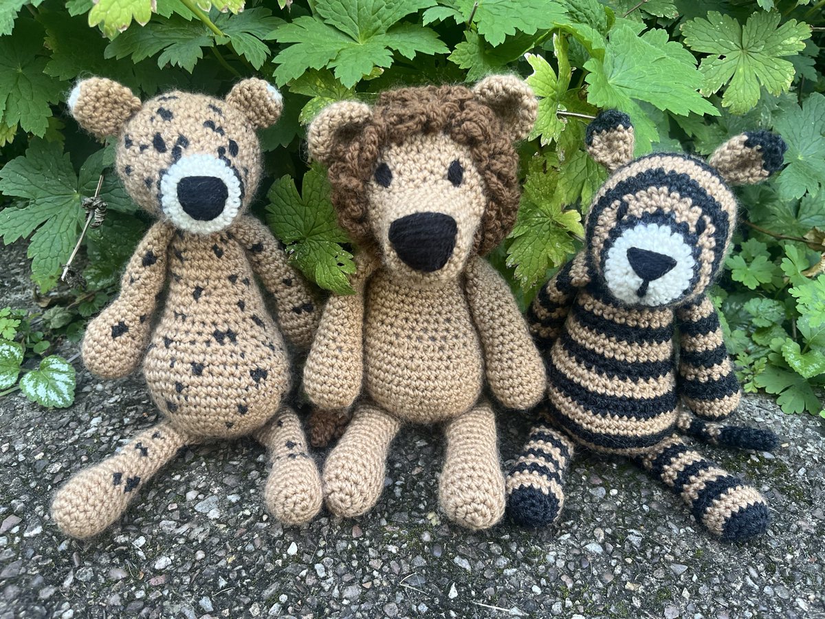 NatCBrooks's tweet photo. Decided to crochet myself a clan of big cats!🐆🦁🐯🐾 Here we have Hamlet, Rufus & Laurence from Kerry Lord’s ‘Edwards’s Menagerie’🪡🧶Love the warm colours from @toft_uk 🥰
#craftynat83 #crochet #lovecrocheting❤️ #kerrylordcrochet #kerrylord #edwardsmenagerie #edsanimals #toftuk https://t.co/TSD2USG4Yu
