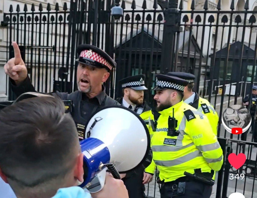 Big_Bro_News's tweet photo. Police on high alert as Stop the Digital ID Protesters descend on Downing Street --> https://t.co/p4U484QM4P
#digitalID #digitalIDCards #EuanBlair #KierStarmer #TonyBlair #londonnewsexposed #police #BigBrother #Politics #GeorgeOrwell #Protest #Migrants #London https://t.co/VgqFquJ16J