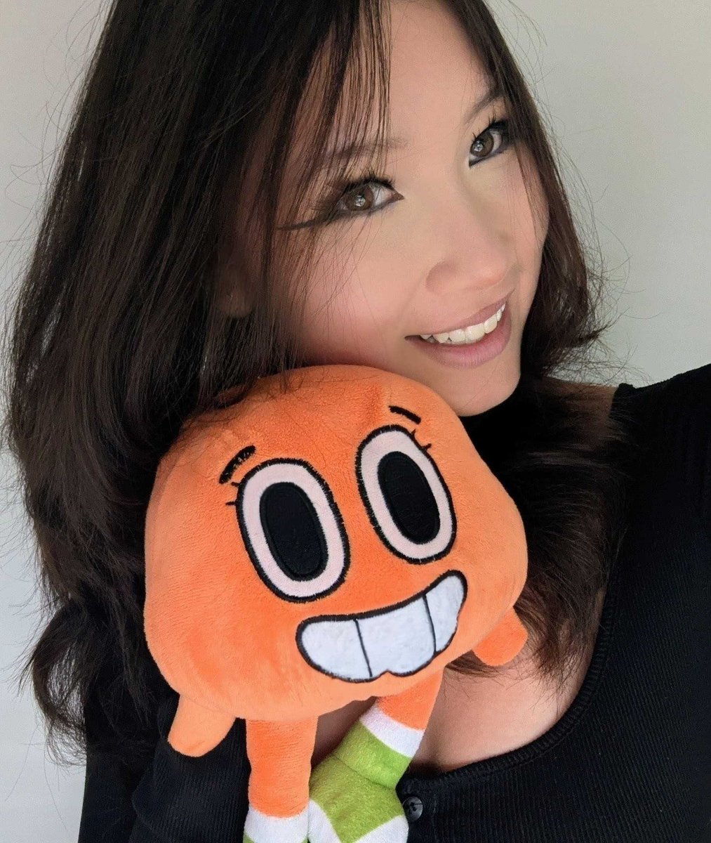 Big day today: The Wonderfully Weird World of Gumball has gone international! 🇳🇱🤍

Voicing Darwin has been a dream come true. The show is wonderfully weird (in the best way) and really tested my abilities! I can't wait to binge it all. x)

Still in awe! 🧡