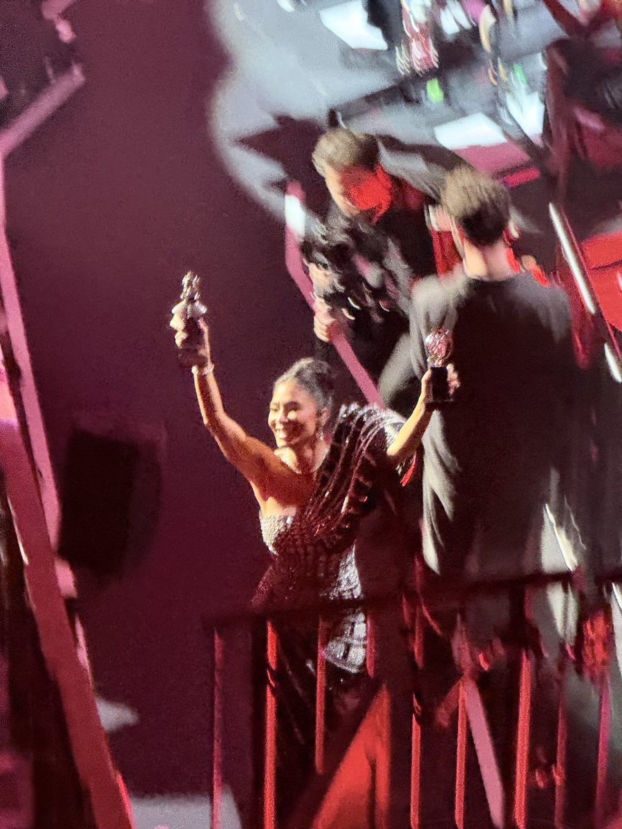cupofjd's tweet photo. Olivier and Tony Award winner @NicoleScherzy 😍😘😘😘 https://t.co/QUY8lfdT6L