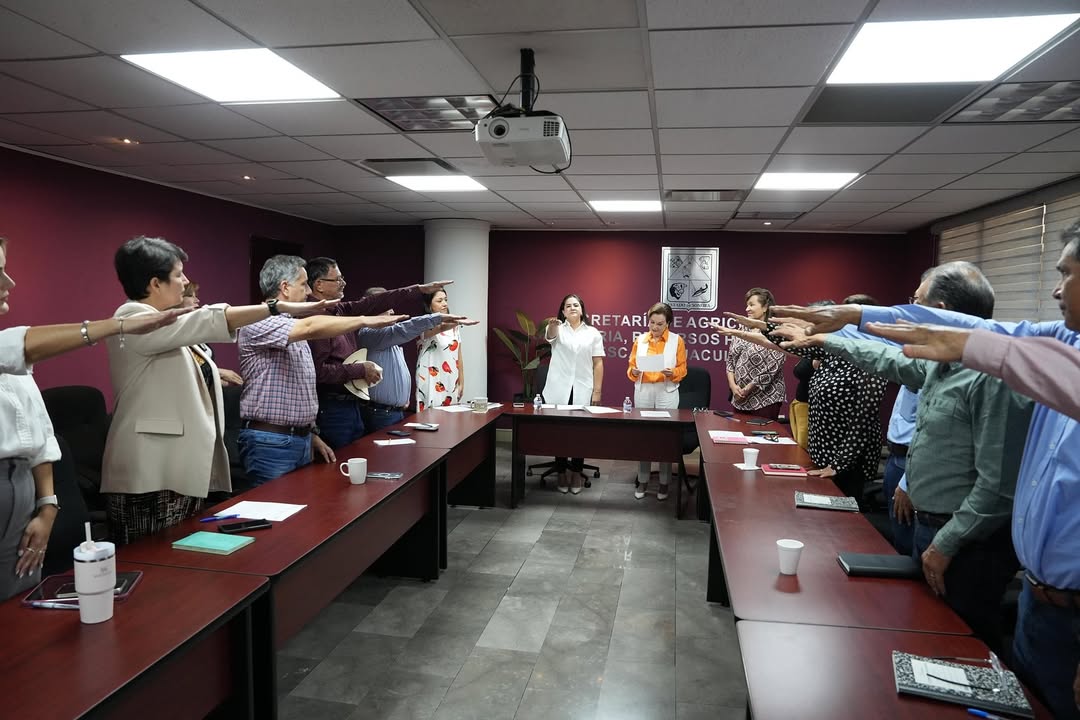 CelidaLopezc's tweet image. En la @SAGARHPASonora reafirmamos nuestro compromiso con el respeto, la igualdad y la dignidad de todas las personas.

Agradezco el trabajo y acompañamiento de @MaDoloresRio, secretaria de Anticorrupción y Buen Gobierno, quien hoy instaló en la SAGARHPA el Comité de Atención al…