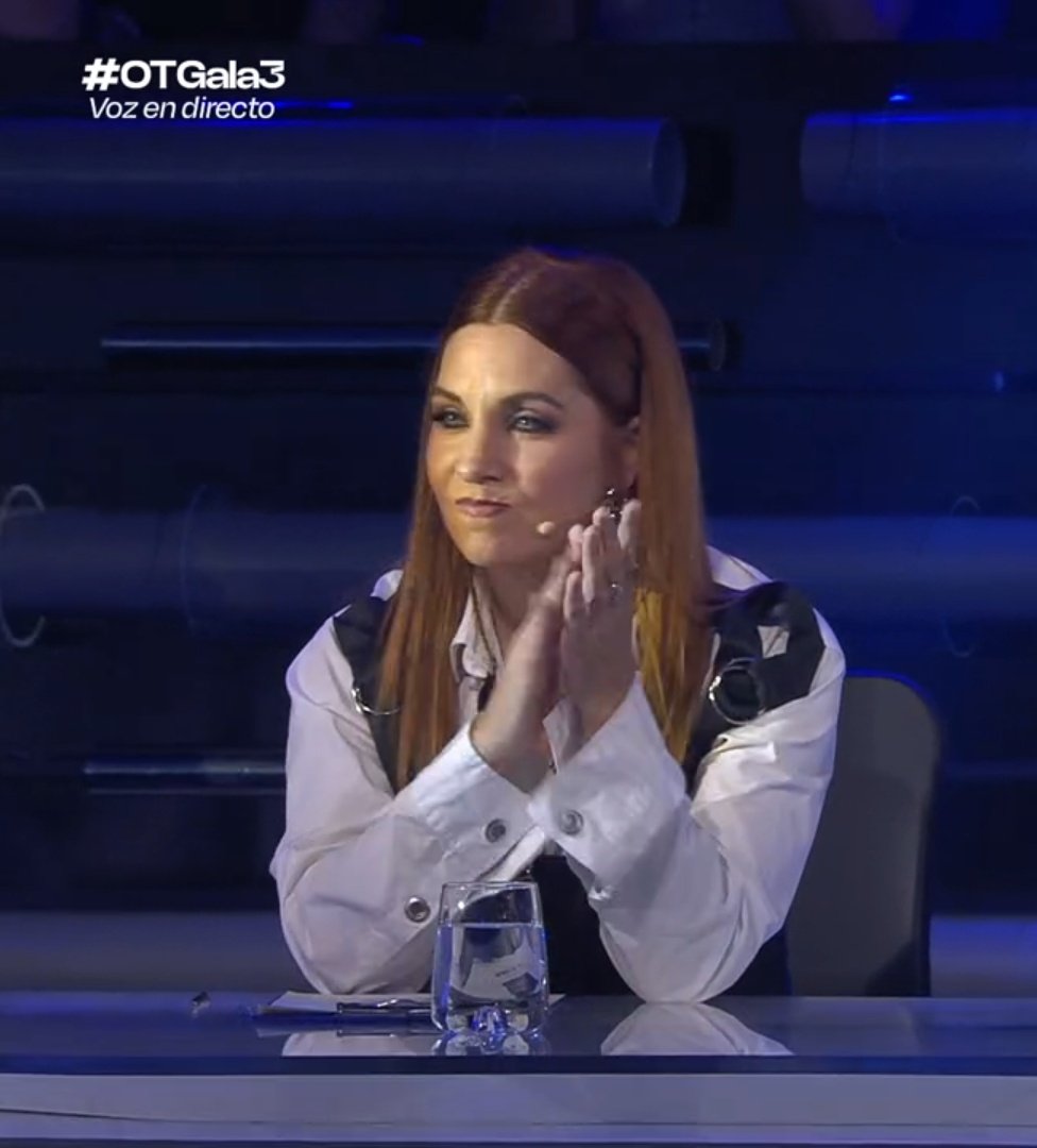 Leire aplaudiendo a Salma en plena actuación 
#OTGala3