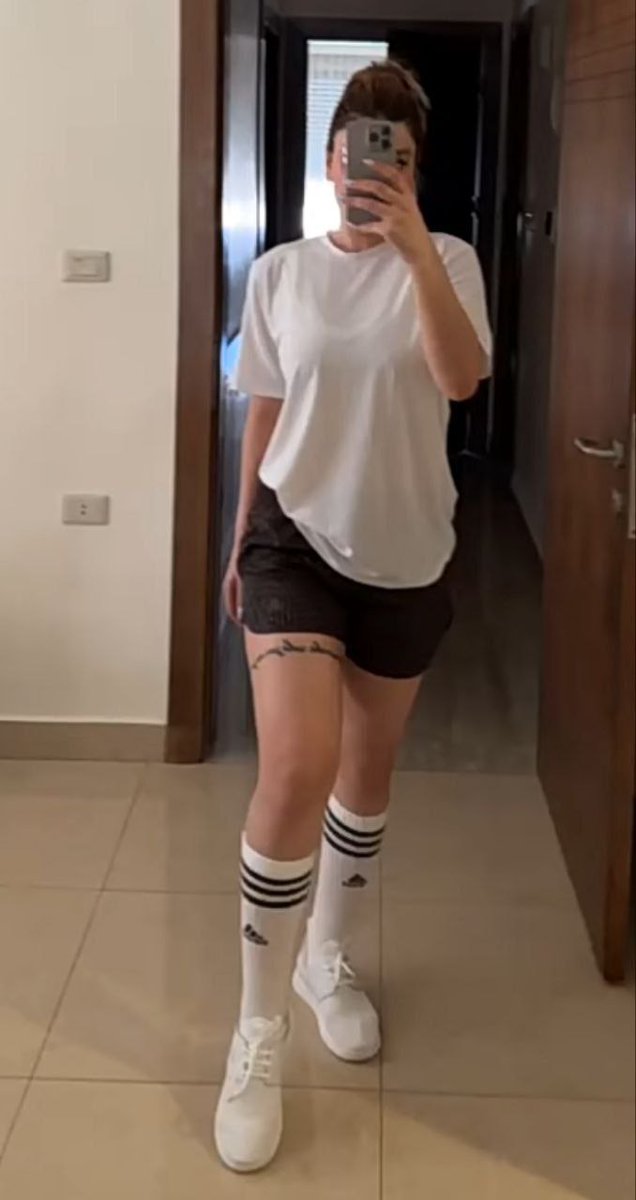 ادري بيك يا خاضع تريد تبوس وتتذلل جوه رجلينها وتشم عرقها الطاهر 
#كلب #ديوتْ_بدوي #معصيتي_رحتييًِِ