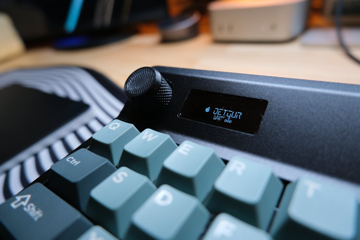 Hottyhottea's tweet photo. #本日のセットアップ #fujifilm
#Atomoph
Keyboard: Detour
Switch: Gateron Pro Ultra Glory Yellow
Keycap: Domiky Silent Forest
detourでスタート。
個人的にはこのレイアウト、かなり好きです。
ロウスタでQAZレイアウトはかなりレア。
加えて、ほとんど使うことはないけど、この右上のスイッチもルックス上かなりクールです。
堕落猫さんの新作もこんな感じで密かに楽しみにしています。
