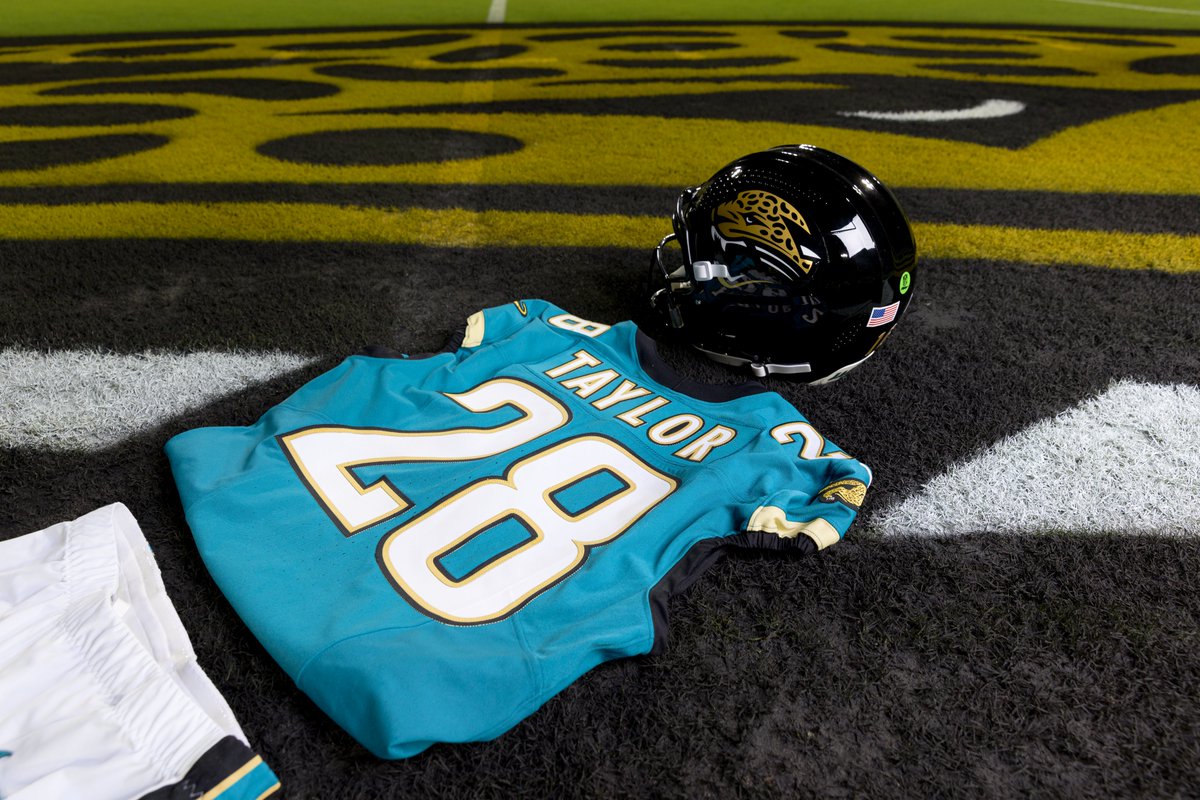 Jaguars's tweet photo. Casual Monday fit 🧍‍♂️

#KCvsJAX