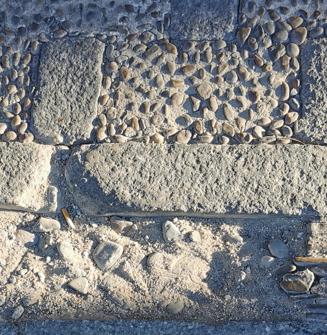 Apenas unos meses después de la intervención en el empedrado del colegio de Málaga (Facultad de Historia) vemos que los guijarros se van soltando y perdiendo.

Es necesario un plan de mantenimiento sistemático para proteger este suelo singular y recomponerlo.

Merece la pena