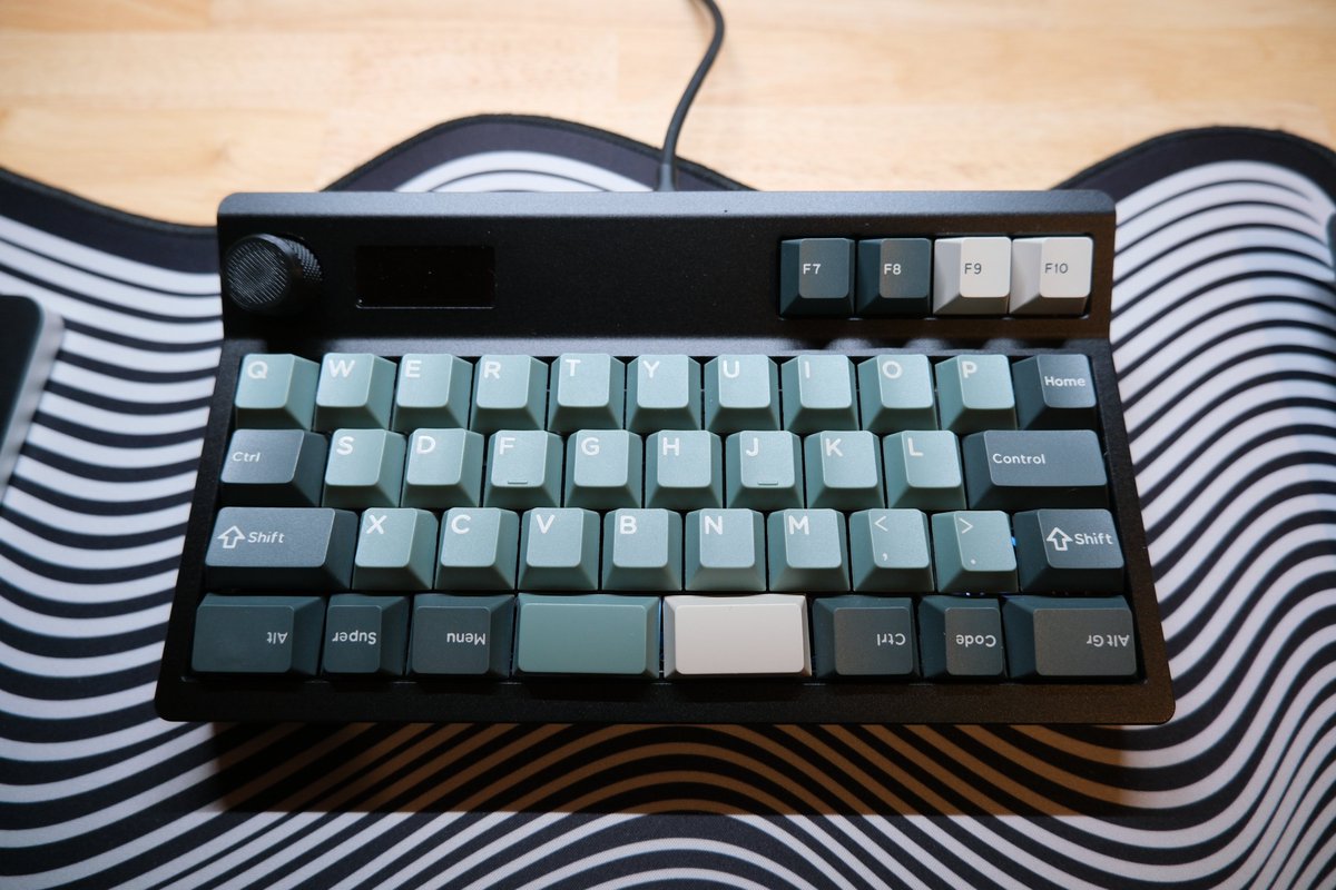 Hottyhottea's tweet photo. #本日のセットアップ #fujifilm
#Atomoph
Keyboard: Detour
Switch: Gateron Pro Ultra Glory Yellow
Keycap: Domiky Silent Forest
detourでスタート。
個人的にはこのレイアウト、かなり好きです。
ロウスタでQAZレイアウトはかなりレア。
加えて、ほとんど使うことはないけど、この右上のスイッチもルックス上かなりクールです。
堕落猫さんの新作もこんな感じで密かに楽しみにしています。