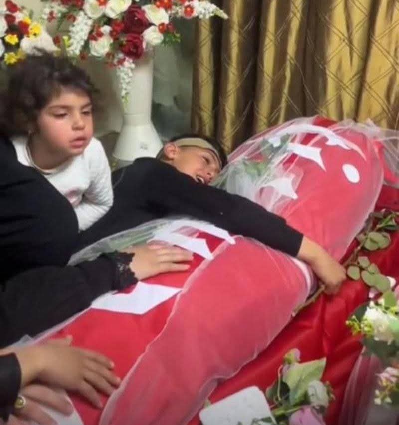 مالي صرخت فما أجبتِ أنيني
أنسيتني حاشاكِ أن تنسيني

أغضبتِ يا أمي لفرط شقاوتي
لا لن اكرر فعلتي فأتيني

أتعِبت من سهر الليالي فارجعي
وإليك عهدي أن اسد جفوني

لا زلت ابحث في العيون فلم أجد
عينيك يا أمي عدمت عيوني

لا تهمسوا حولي فنفسي أيقنت
باليتم ذاك الهمس زاد يقيني