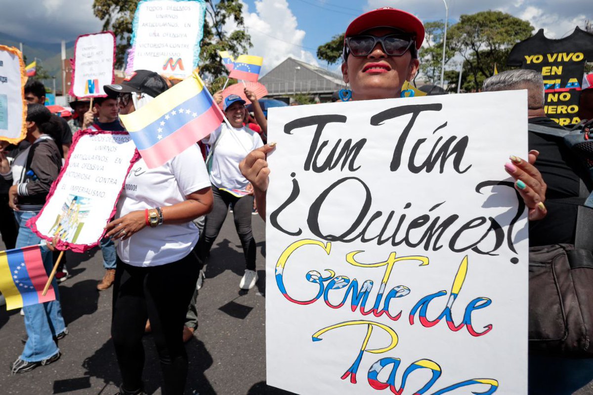En el Gran Muro de Petare, en el municipio Sucre, Miranda, el pueblo venezolano se movilizó en defensa de la vida y la soberanía, reafirmando que nada puede quebrantar la paz en Venezuela.

 #BastaDeAmenazasCriminales #CHCh