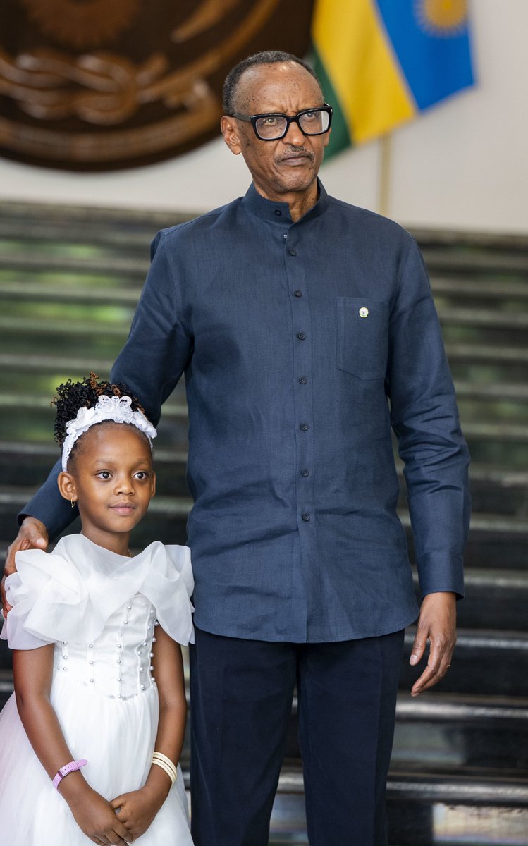 NtwaliWanyu1's tweet photo. IFOTO IVUGA🥰

Ndabonamo ikinyabupfura n'urukundo rw'umubyeyi wacu ari we Muzehe wacu.♥️✊

Every child deserves love.🇷🇼🥰 https://t.co/fT6EvtVZaM