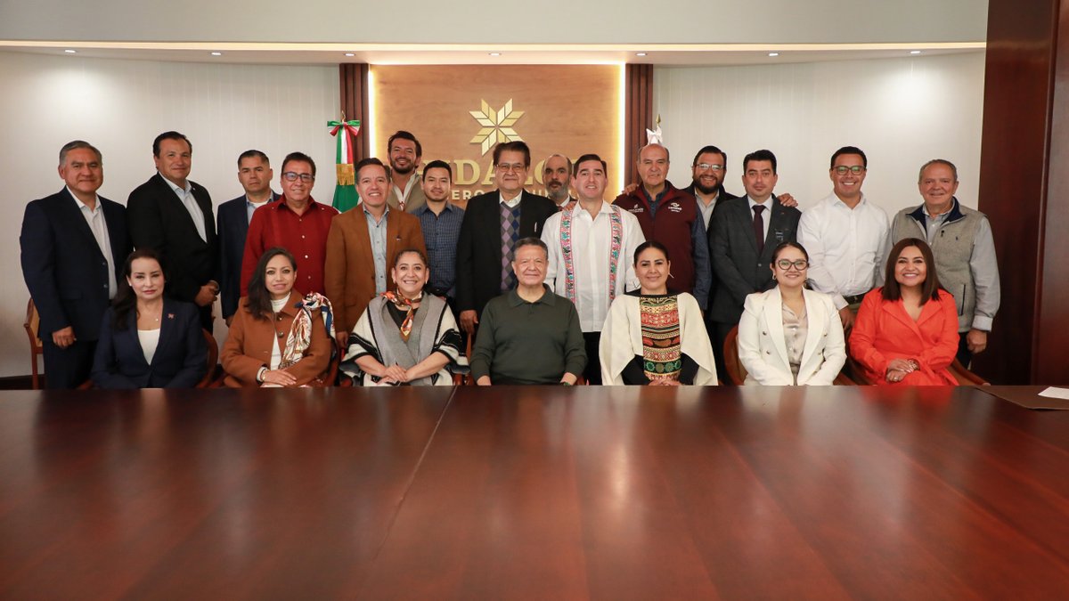 Esta mañana sostuvimos la reunión mensual de gabinete junto a las y los titulares de las Secretarías para seguir coordinando esfuerzos y trazando nuevas estrategias que garanticen bienestar y oportunidades para todas y todos. 

#PrimeroElPueblo