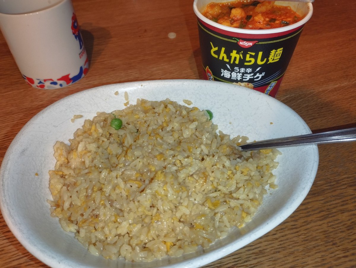 rotti_coder's tweet image. 冷凍チャーハンと激辛カップ麺の組み合わせって夜食界隈の中でも結構トップティアだと思うんですよね🙂