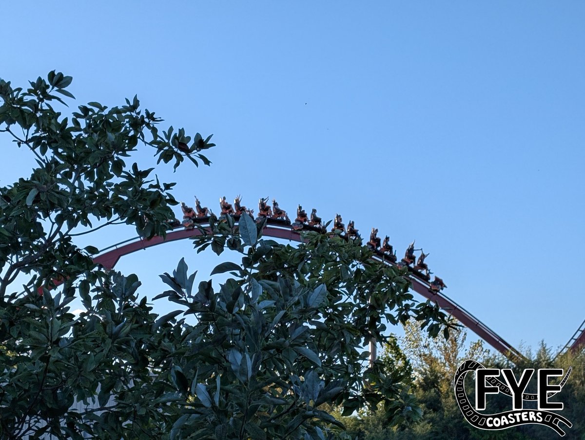 FyeCoasters's tweet image. Raise your hands 🙌 if you love that airtime on Diamondback! 

#kingsisland #fyecoasters #diamondback #kihaunt