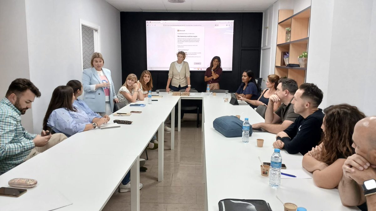 feceval_cece's tweet photo. ☕🌍 “Un café con La Haya”: encuentro educativo internacional en @Feceval
Directores de Primaria de La Haya visitan Valencia en un programa de Job Shadowing (6–8 oct).
Intercambio de buenas prácticas y nuevas alianzas entre centros 🇪🇸🤝🇳🇱
#Educación #Internacionalización #Feceval https://t.co/RtcLjJmBDK