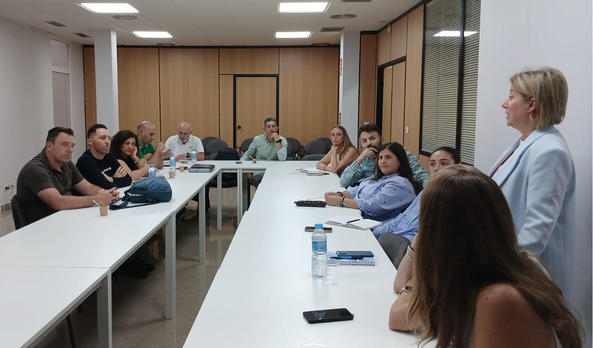 feceval_cece's tweet photo. ☕🌍 “Un café con La Haya”: encuentro educativo internacional en @Feceval
Directores de Primaria de La Haya visitan Valencia en un programa de Job Shadowing (6–8 oct).
Intercambio de buenas prácticas y nuevas alianzas entre centros 🇪🇸🤝🇳🇱
#Educación #Internacionalización #Feceval https://t.co/RtcLjJmBDK