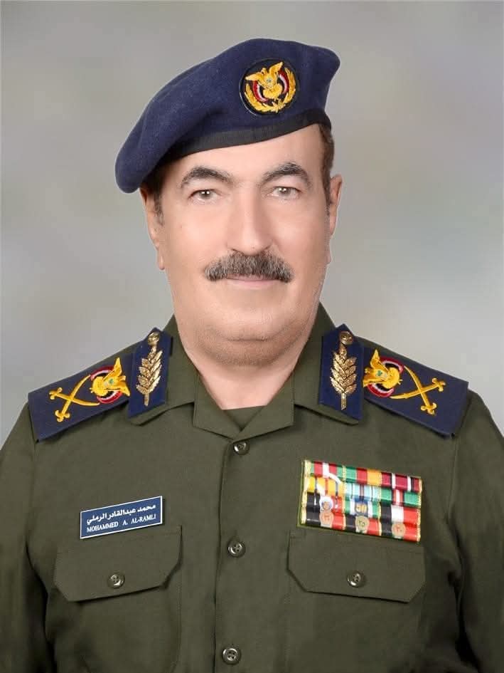 اللواءمحمد عبدالقادر رئيس مصلحة #الهجرة و @الجوازات
المواطن اليوم ينتظر جوازه من خمسة إلى سته  أشهر حتى يحصل عليه وكأنهم يبنوا للمواطن عقار مكون من عشرة دور
تأخير الجواز جريمة المواطن هو من يدفع الثمن
إلى متى هذا الحال
مأرب محرومه من الجوازات منذ سته شهور اتقوا الله في المواطنين