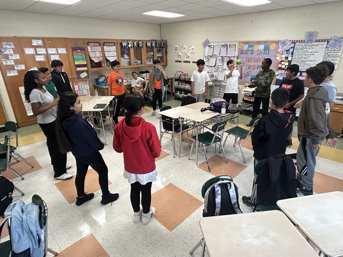 💙Ms. LaPorta’s ENL/ELA Class 🤍 tweet media