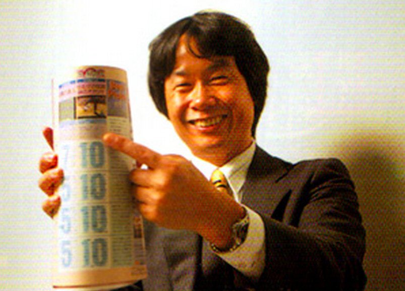 PAABLOO64's tweet image. This is my favorite photo of Miyamoto ever.

Shigeru Miyamoto, in 1998, proudly showing the Famitsu rating for The Legend of Zelda - Ocarina of Time.

For the first time, a game achieved the highest score with four tens (10/10/10/10).