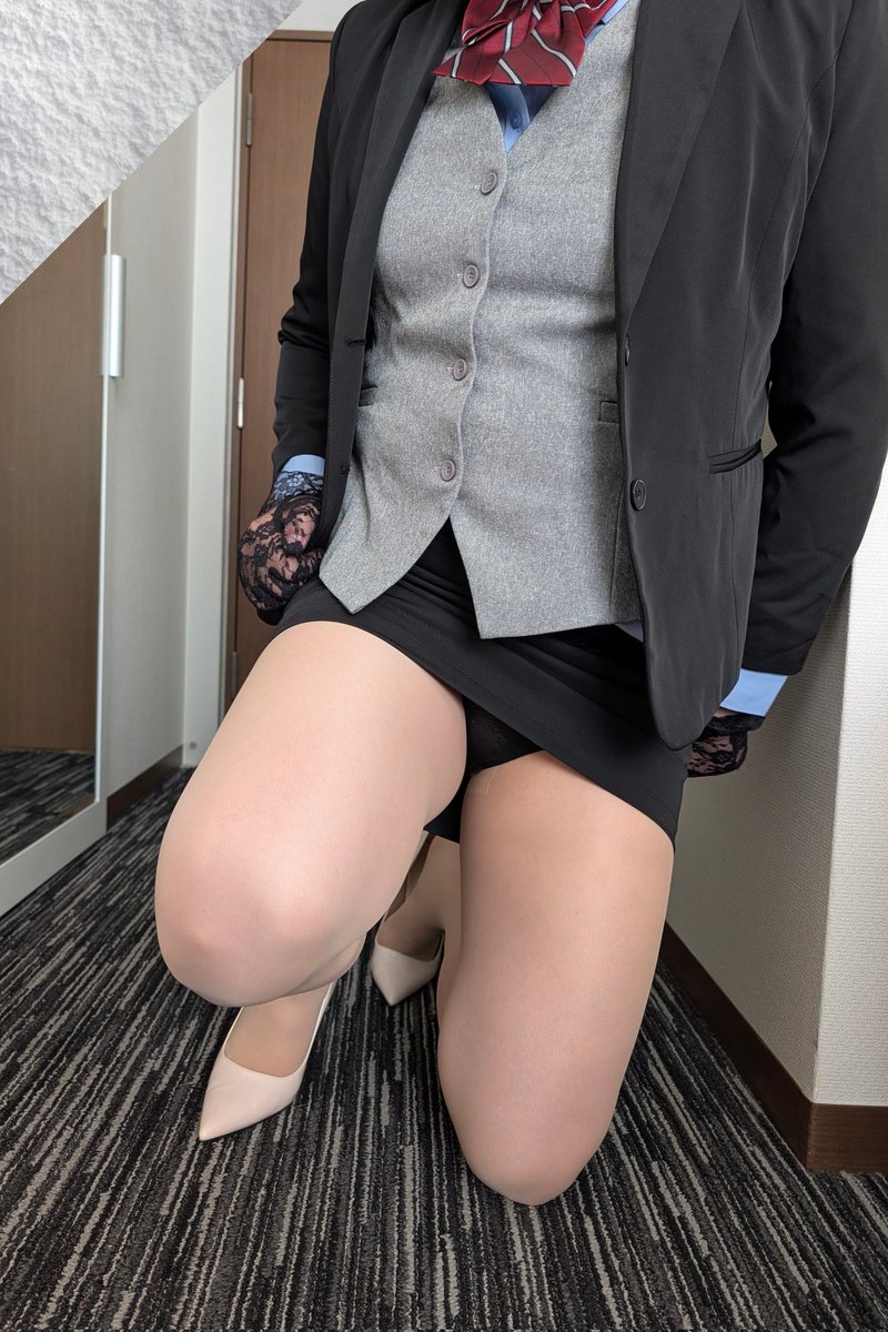 おはようございます☀
出張の時に持っていった服をとりあえず全部着てみたら、もう何になりたいのか訳がわからなくなっている状態で撮った写真です😅
今日もよろしくお願いします♥