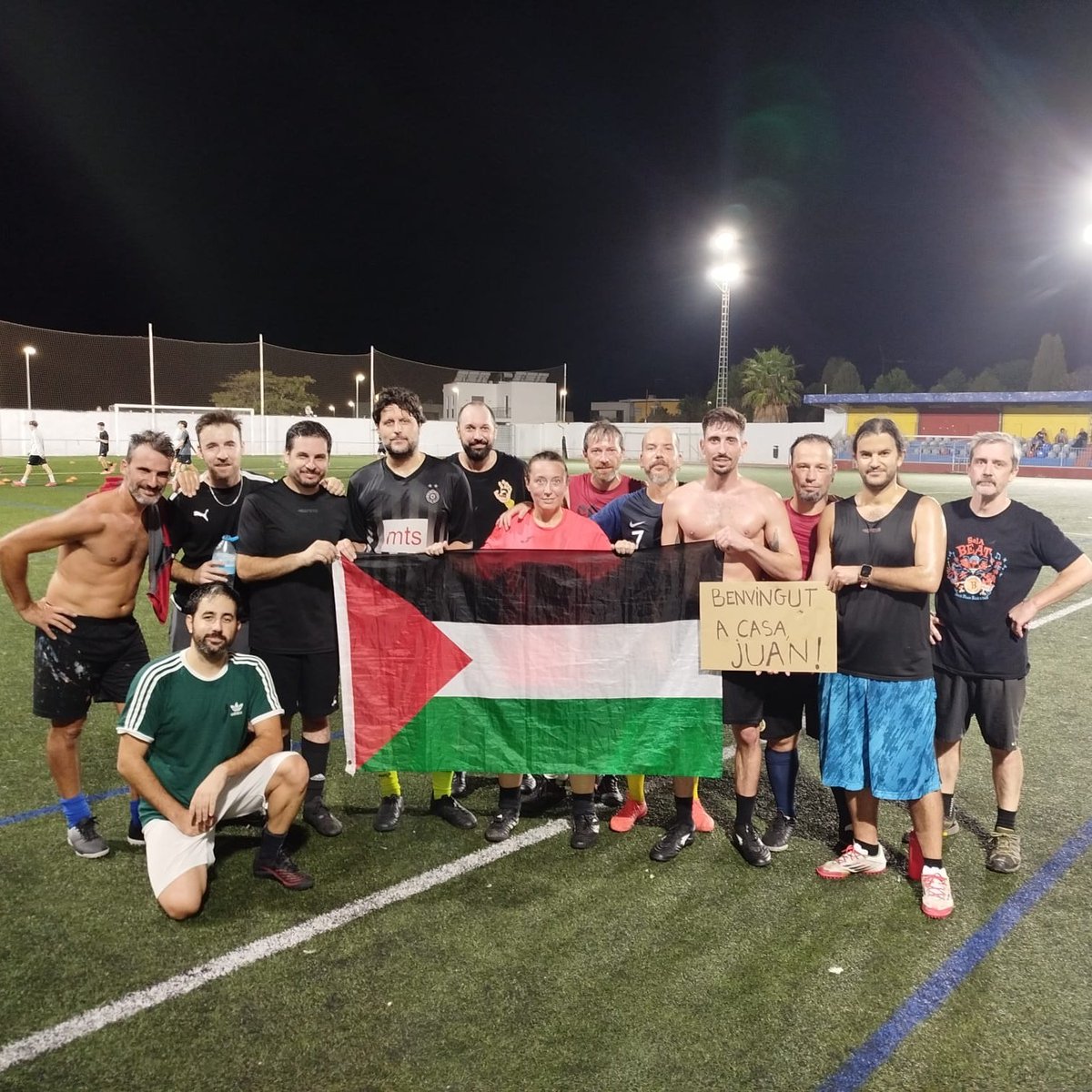 Jota #MazónDimissió #MazónDimisión (@monteolivetanus) on Twitter photo Muy content@s de tener de vuelta a nuestro amigo <a href="/JuanBordera/">Juan Bordera🌍🇵🇸</a>, pero sin olvidar que Israel no cesa en su masacre al pueblo palestino.
#PalestinaLliure
#PalestinaLibre
#FreePalestine
#PachanguillasAntifeixistes ⚽🚩🏴 Muy content@s de tener de vuelta a nuestro amigo <a href="/JuanBordera/">Juan Bordera🌍🇵🇸</a>, pero sin olvidar que Israel no cesa en su masacre al pueblo palestino.
#PalestinaLliure
#PalestinaLibre
#FreePalestine
#PachanguillasAntifeixistes ⚽🚩🏴