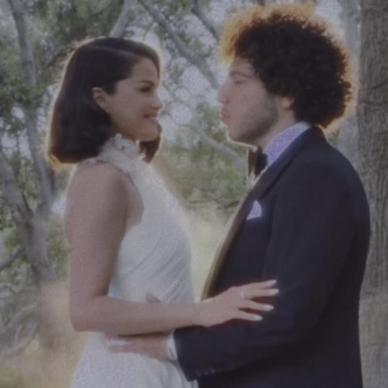 StatsOnCyrus's tweet image. 🚨 According to a W Magazine report, Miley Cyrus performed “Adore You” at Selena & Benny weeding.
“Cyrus sings Adore You at the weeding and everyone was vibing, Selena and Benny was crying, Taylor was dancing with Travis, Lana and Jeremy was doing twerk and Lizzo was eating.”