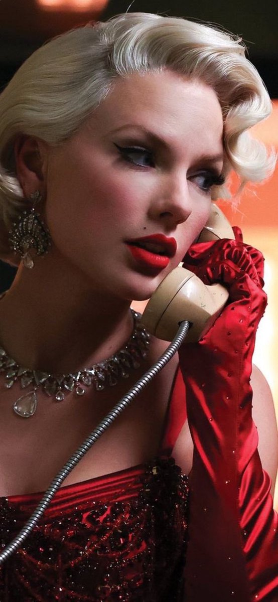 swiftie13coded's tweet image. Spot the difference (hard)