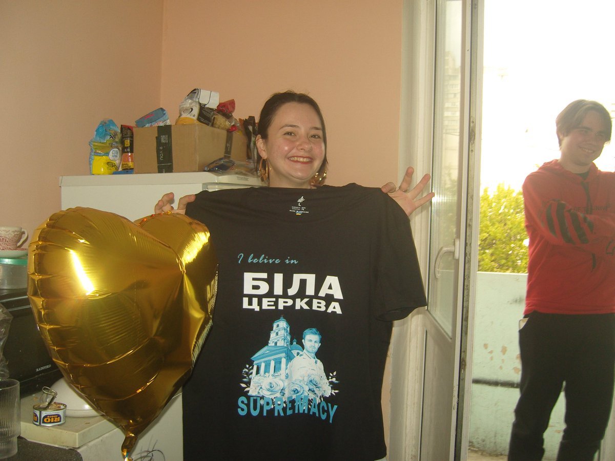 ці фото має бачити вся Україна бо я відсвяткувала свої 20 з прекрасними друзями і коханим і щаслива і донатьте за класну футболку 

send.monobank.ua/jar/9Jm5wuUUmG