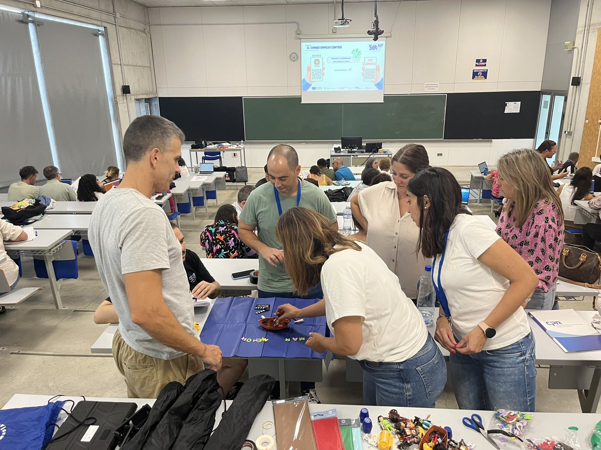 Hoy junto a <a href="/mayte_clavero/">MAYTE CLAVERO LOPEZ</a> hemos llevado el #AuladelFuturo a la Universidad de Murcia. Taller para 200 docentes en dos turnos de 100 #Microbit #MakeyMakey #MergueCube #Crhoma #StopMotion II Jornadas Innovación <a href="/CPRRegionMurcia/">CPR Región de Murcia</a> <a href="/Educarm/">Educarm</a> #EspaciosImpulsoresAprendizajeActivo #IAA