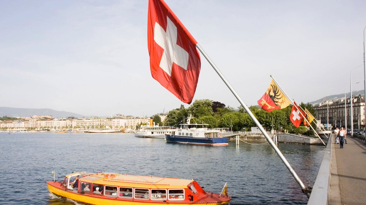 JulienJNA's tweet photo. #gouvernement Genève, juin 2024. La Suisse, où je me rends souvent, est toujours pour moi une terre de leçons. Je me souviens d’une discussion impromptue avec un passant. Assis sur un banc, je suis interpellé par sa lecture assidue de Libé et du Monde.
« Pourquoi pas Le Temps ou La Tribune de Genève ? », lui ai-je alors demandé, intrigué. « Parce qu’avec notre culture du compromis, on s’ennuie trop chez nous. Au moins chez vous, on s’amuse »…
