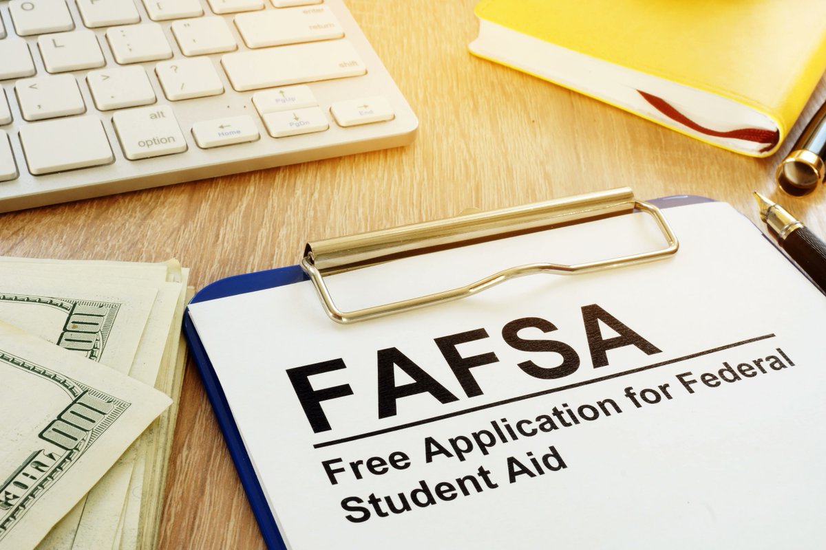 MCPS's tweet image. 🎓The 2026–2027 FAFSA is now open!
💰 Filling it out early helps students see how much financial aid they could get—whether for college, trade school or other programs.
📖 Learn more and get started: mcpsmd.info/475Xxgb