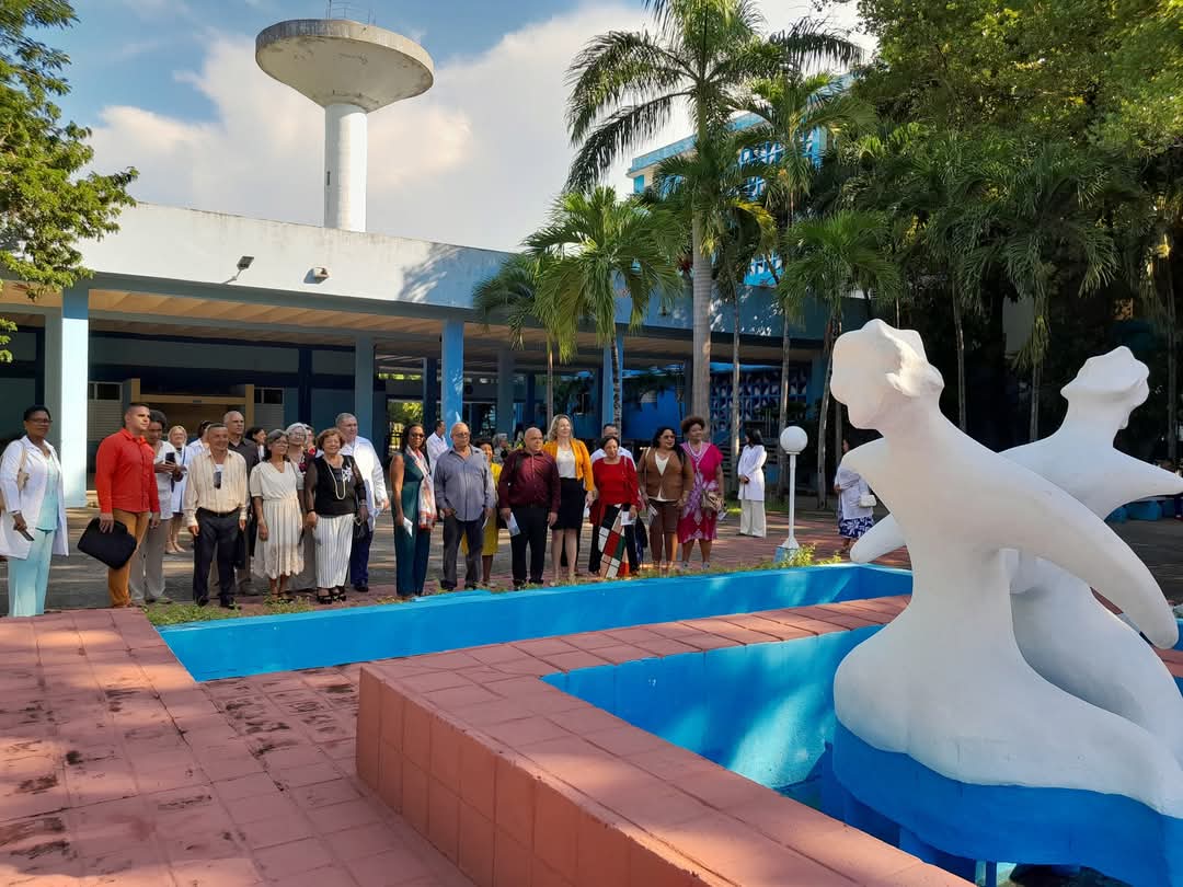 Con #HonorHolguinero recibimos una vez más a un amplio equipo de expertos de la Junta de Acreditación Nacional que realizará el proceso de evaluación externa de las especialidades médicas Prótesis Estomatológica, Cirugía Maxilofacial, Ortodoncia y Periodontología.
 #CubaPorLaVida