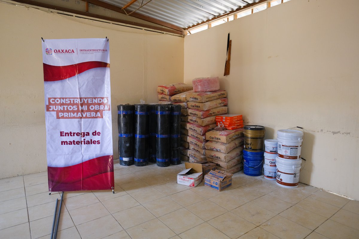 GobOax's tweet photo. HACIENDO LO QUE NUNCA SE HIZO PARA TRANSFORMAR OAXACA, FORTALECEMOS LOS ESPACIOS EDUCATIVOS EN SAN JACINTO AMILPAS

Con el programa Construyendo Juntos mi Obra Primavera, entregamos materiales para la construcción de un aula en San Jacinto Amilpas, como parte de los compromisos del Gobernador @salomonj en sus giras de trabajo.

A través de esta acción coordinada entre la @SIC_GobOax, el Ayuntamiento y el comité de obra, la #PrimaveraOaxaqueña continúa transformando la infraestructura, con una inversión histórica de 7 mil 618 mdp en obras en las ocho regiones.

#SigamosTransformandoOaxaca