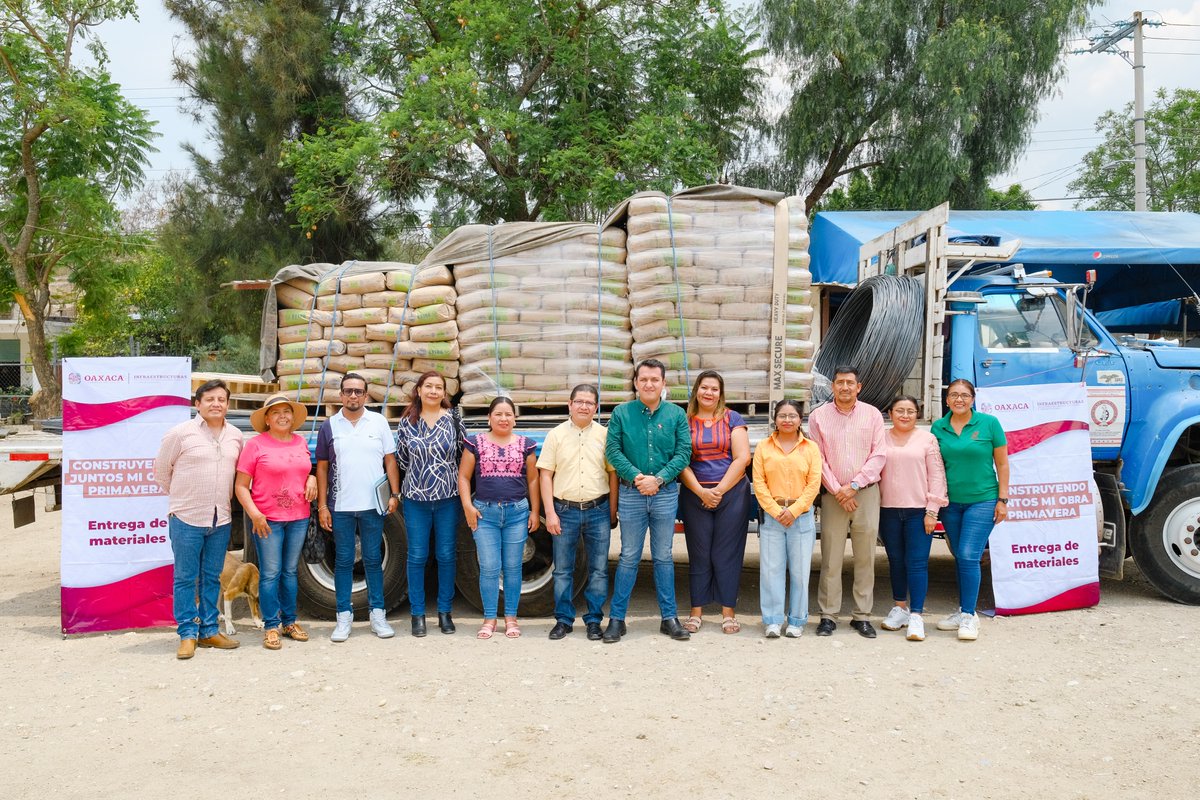 GobOax's tweet photo. HACIENDO LO QUE NUNCA SE HIZO PARA TRANSFORMAR OAXACA, FORTALECEMOS LOS ESPACIOS EDUCATIVOS EN SAN JACINTO AMILPAS

Con el programa Construyendo Juntos mi Obra Primavera, entregamos materiales para la construcción de un aula en San Jacinto Amilpas, como parte de los compromisos del Gobernador @salomonj en sus giras de trabajo.

A través de esta acción coordinada entre la @SIC_GobOax, el Ayuntamiento y el comité de obra, la #PrimaveraOaxaqueña continúa transformando la infraestructura, con una inversión histórica de 7 mil 618 mdp en obras en las ocho regiones.

#SigamosTransformandoOaxaca