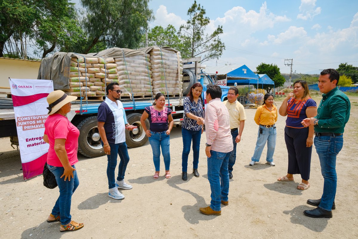GobOax's tweet photo. HACIENDO LO QUE NUNCA SE HIZO PARA TRANSFORMAR OAXACA, FORTALECEMOS LOS ESPACIOS EDUCATIVOS EN SAN JACINTO AMILPAS

Con el programa Construyendo Juntos mi Obra Primavera, entregamos materiales para la construcción de un aula en San Jacinto Amilpas, como parte de los compromisos del Gobernador @salomonj en sus giras de trabajo.

A través de esta acción coordinada entre la @SIC_GobOax, el Ayuntamiento y el comité de obra, la #PrimaveraOaxaqueña continúa transformando la infraestructura, con una inversión histórica de 7 mil 618 mdp en obras en las ocho regiones.

#SigamosTransformandoOaxaca
