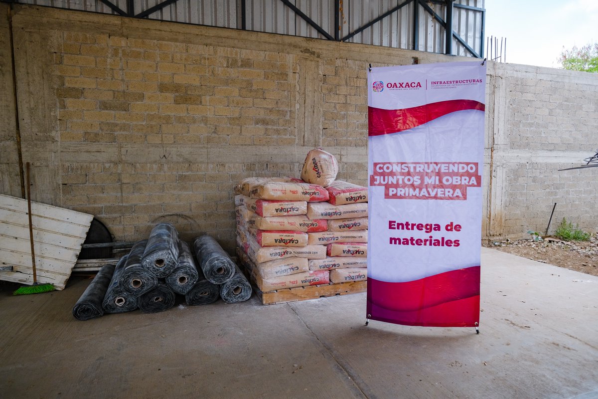 GobOax's tweet photo. HACIENDO LO QUE NUNCA SE HIZO PARA TRANSFORMAR OAXACA, FORTALECEMOS LOS ESPACIOS EDUCATIVOS EN SAN JACINTO AMILPAS

Con el programa Construyendo Juntos mi Obra Primavera, entregamos materiales para la construcción de un aula en San Jacinto Amilpas, como parte de los compromisos del Gobernador @salomonj en sus giras de trabajo.

A través de esta acción coordinada entre la @SIC_GobOax, el Ayuntamiento y el comité de obra, la #PrimaveraOaxaqueña continúa transformando la infraestructura, con una inversión histórica de 7 mil 618 mdp en obras en las ocho regiones.

#SigamosTransformandoOaxaca