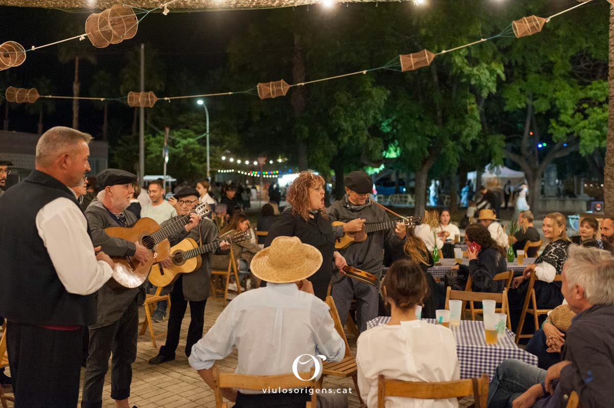 Estem orgullosos del que som i també del que fem. Som fills de pagesos i mariners, i els homentagem a «Orígens».

Del 10 al 12 d’octubre al barri del Xicago de la Ràpita.

Programa → tuit.cat/UpiEz

#Orígens25
#LaRàpita
#CulturaPopular
#TerresdelEbre