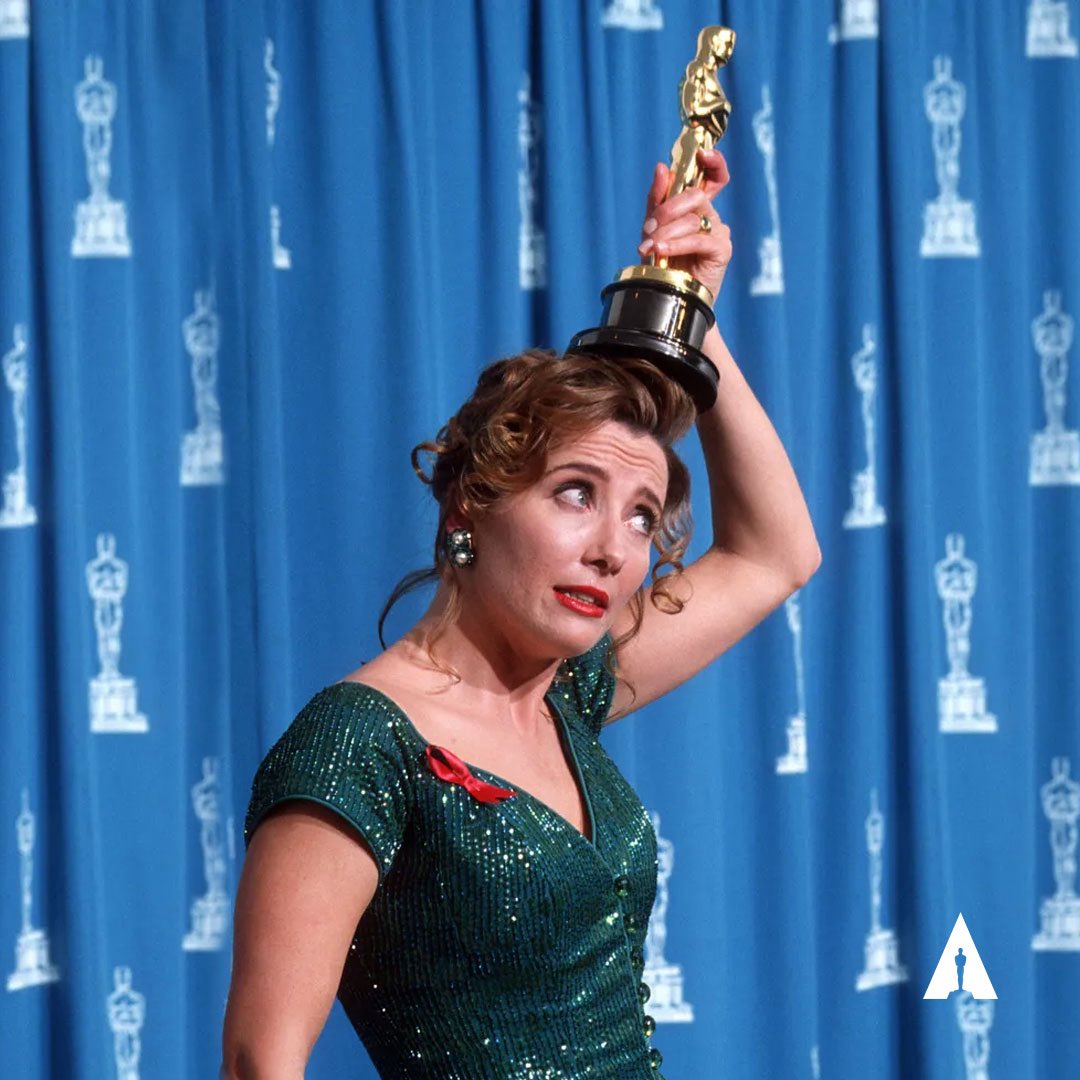 ThompsonHats's tweet image. Emma Thompson wears her Oscar as a hat after winning for ‘Howard’s End’ (1992) #oscars #howardsend #emmathompson #hats